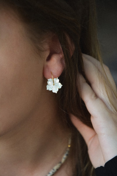 Boucles d'oreilles fleur de nacre